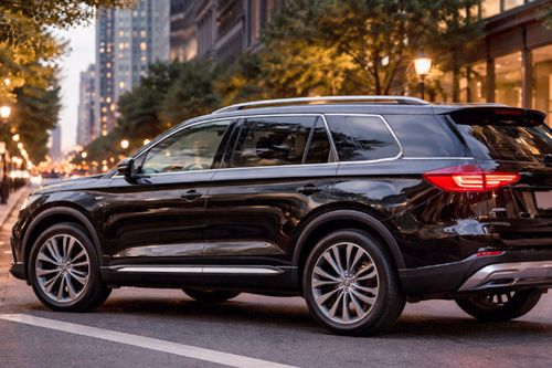 7-osobowy rodzinny SUV w mieście