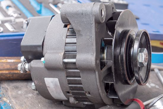 Uszkodzony alternator samochodowy