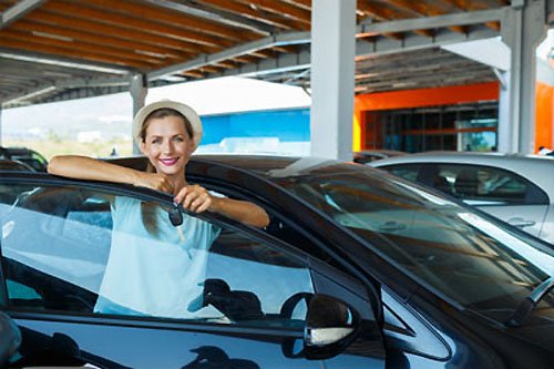 Skup aut osobowych - kobieta sprzedająca samochód